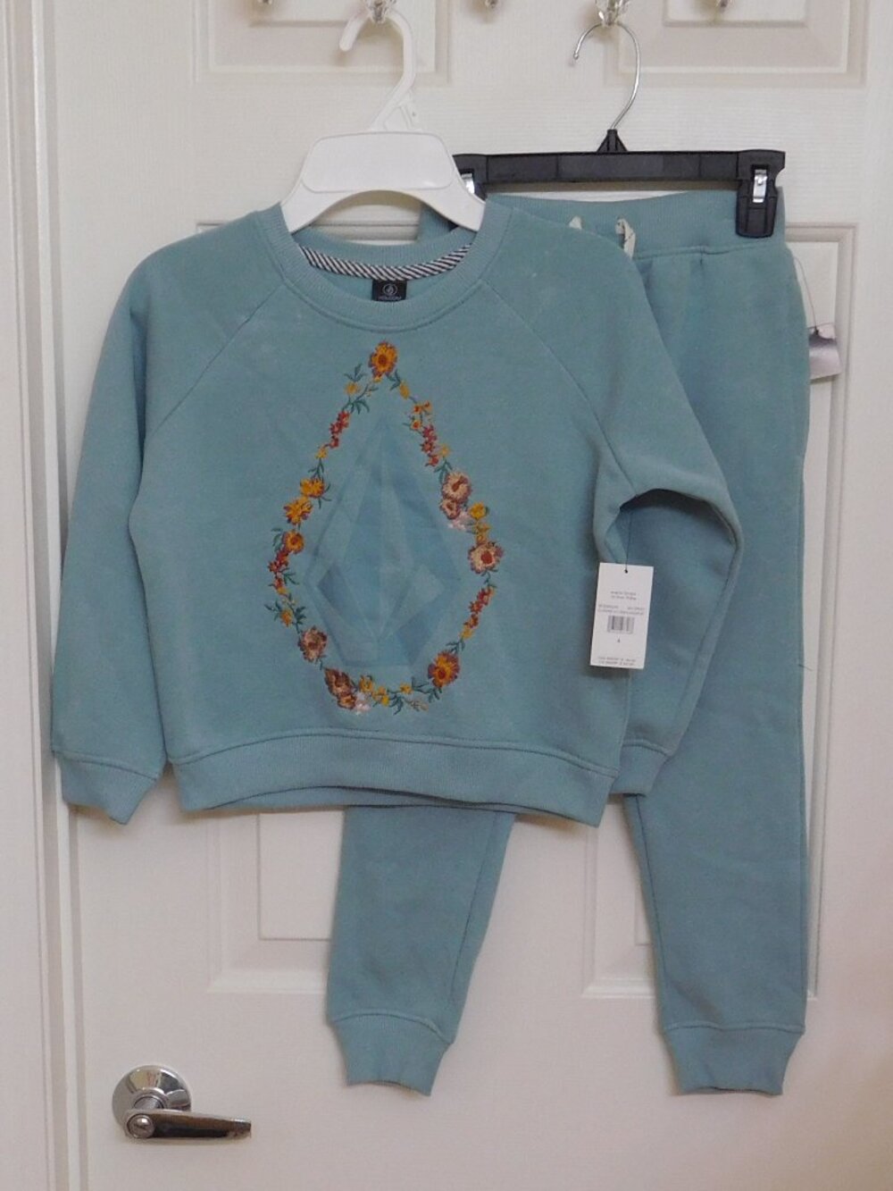 NWT 2pc Volcom Pretty Embroidered Flowers Sweatshirt & Joggers Set sz 6